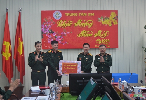 Trung tướng Lê Quang Minh và Đoàn công tác Bộ Quốc phòng kiểm tra, chúc Tết tại Đà Nẵng 